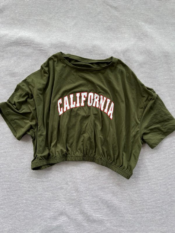 تیشرت کراپ رنگ زیتونی زنانه طرح کالیفرنیا